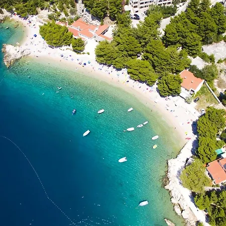 Apartment Apartments By The Sea Brela, Makarska - 6688 *
