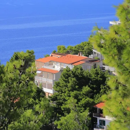 Apartment Apartments By The Sea Brela, Makarska - 6688 *