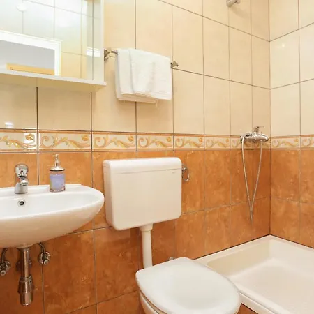 Apartment Apartments By The Sea Brela, Makarska - 6688