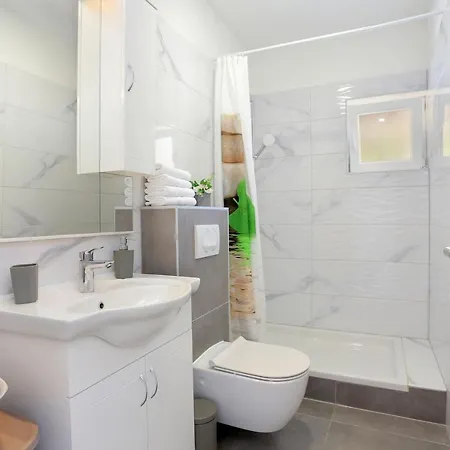 Apartment Apartments By The Sea Brela, Makarska - 6688 Brela