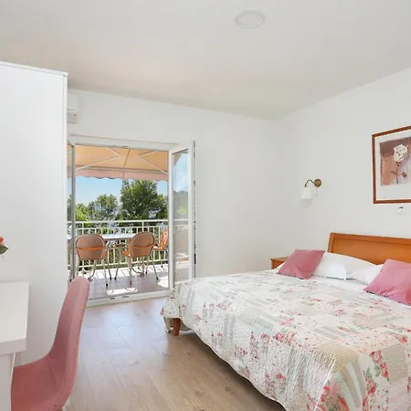 Apartment Apartments By The Sea Brela, Makarska - 6688 Brela