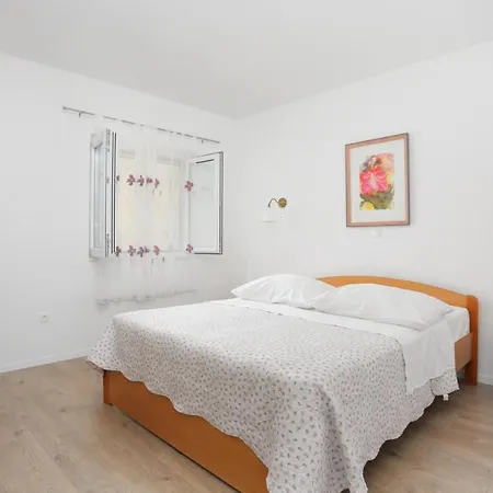 Apartment Apartments By The Sea Brela, Makarska - 6688 *
