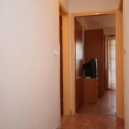 Apartment Apartments By The Sea Brela, Makarska - 6688 *