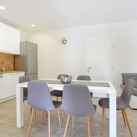 Apartment Apartments By The Sea Brela, Makarska - 6688 *
