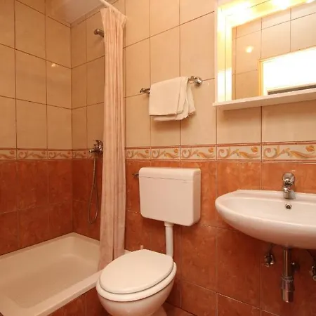 Apartment Apartments By The Sea Brela, Makarska - 6688 Brela