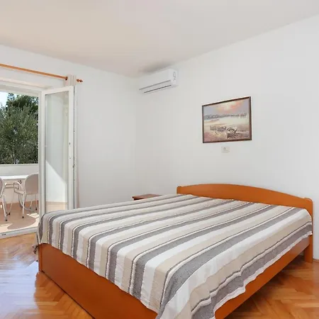 Apartment Apartments By The Sea Brela, Makarska - 6688 *
