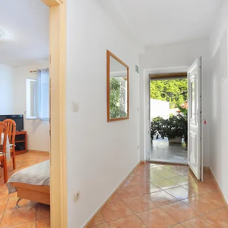 Apartment Apartments By The Sea Brela, Makarska - 6688
