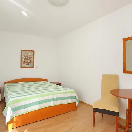Apartments By The Sea Brela, Makarska - 6688 *