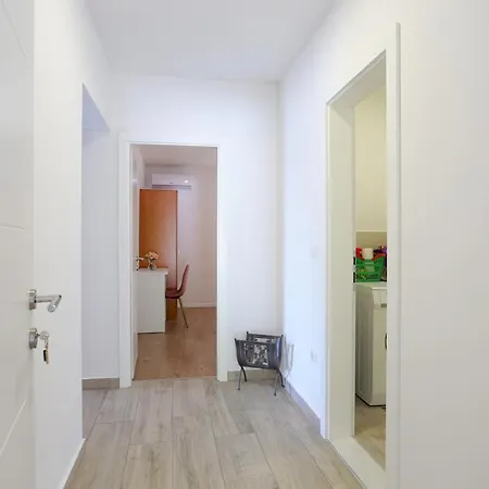 Apartment Apartments By The Sea Brela, Makarska - 6688