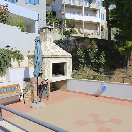 Apartment Apartments By The Sea Brela, Makarska - 6688 *