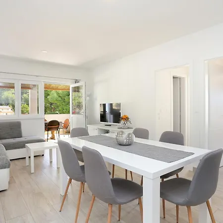 Apartments By The Sea Brela, Makarska - 6688 Apartment *