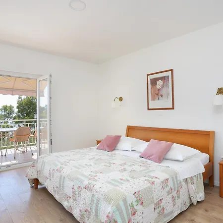 Apartment Apartments By The Sea Brela, Makarska - 6688 Brela