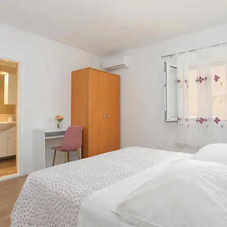 Apartment Apartments By The Sea Brela, Makarska - 6688 Brela
